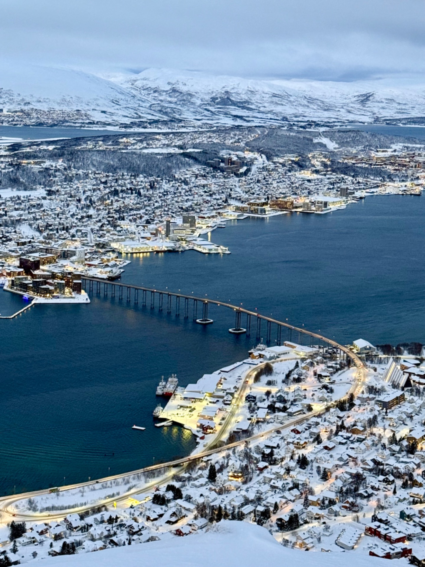 Vista de Tromsø en invierno, rodeada de fiordos y montañas en el norte de Noruega.