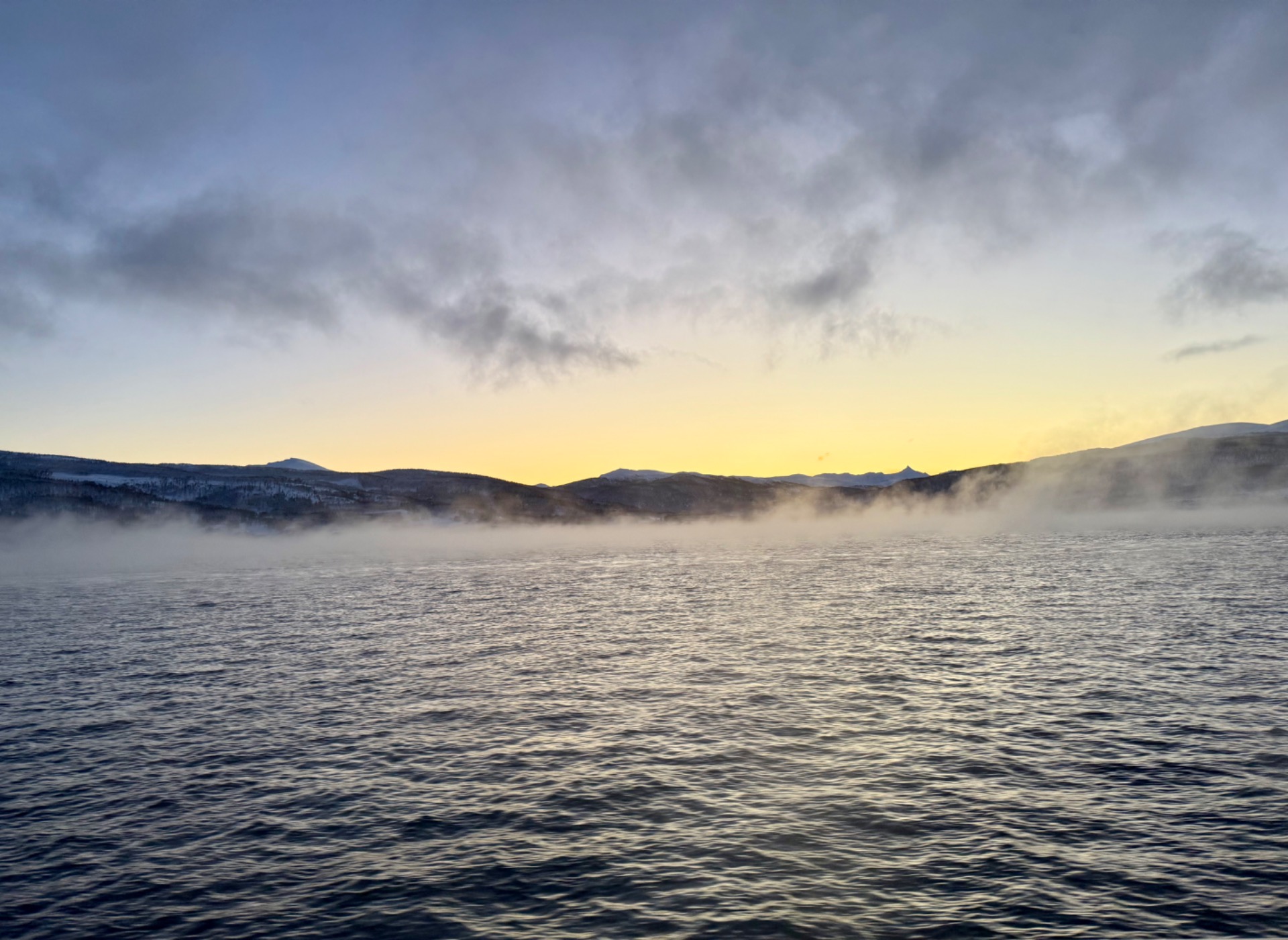 Fiordos del norte de Noruega en invierno, donde el silencio forma parte del paisaje.