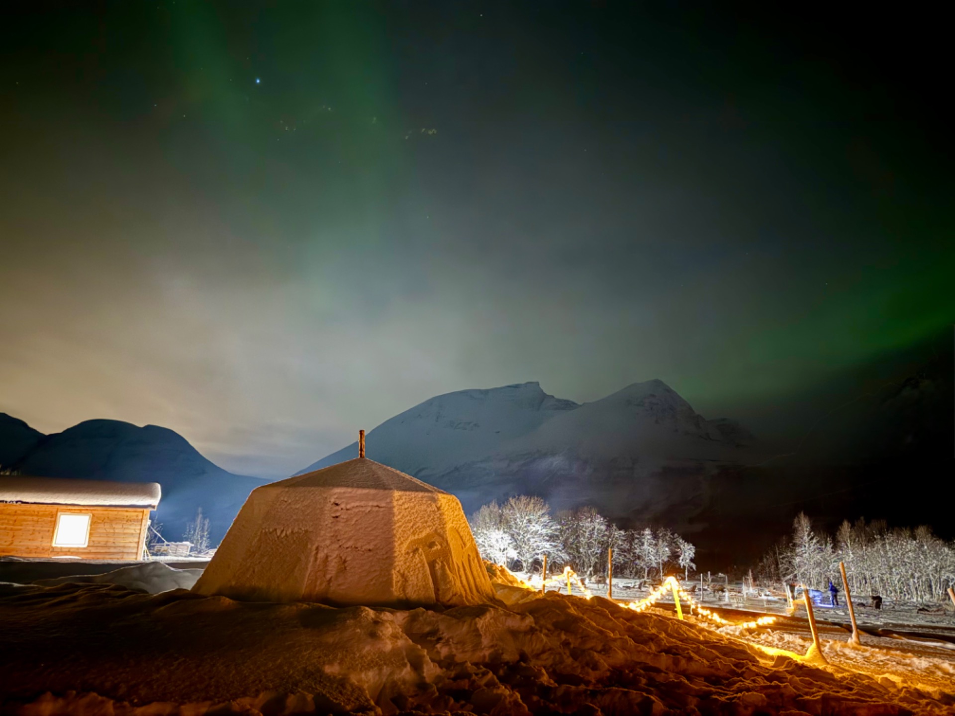 Campamento sami bajo el cielo ártico, donde la vida sigue el ritmo de la naturaleza.