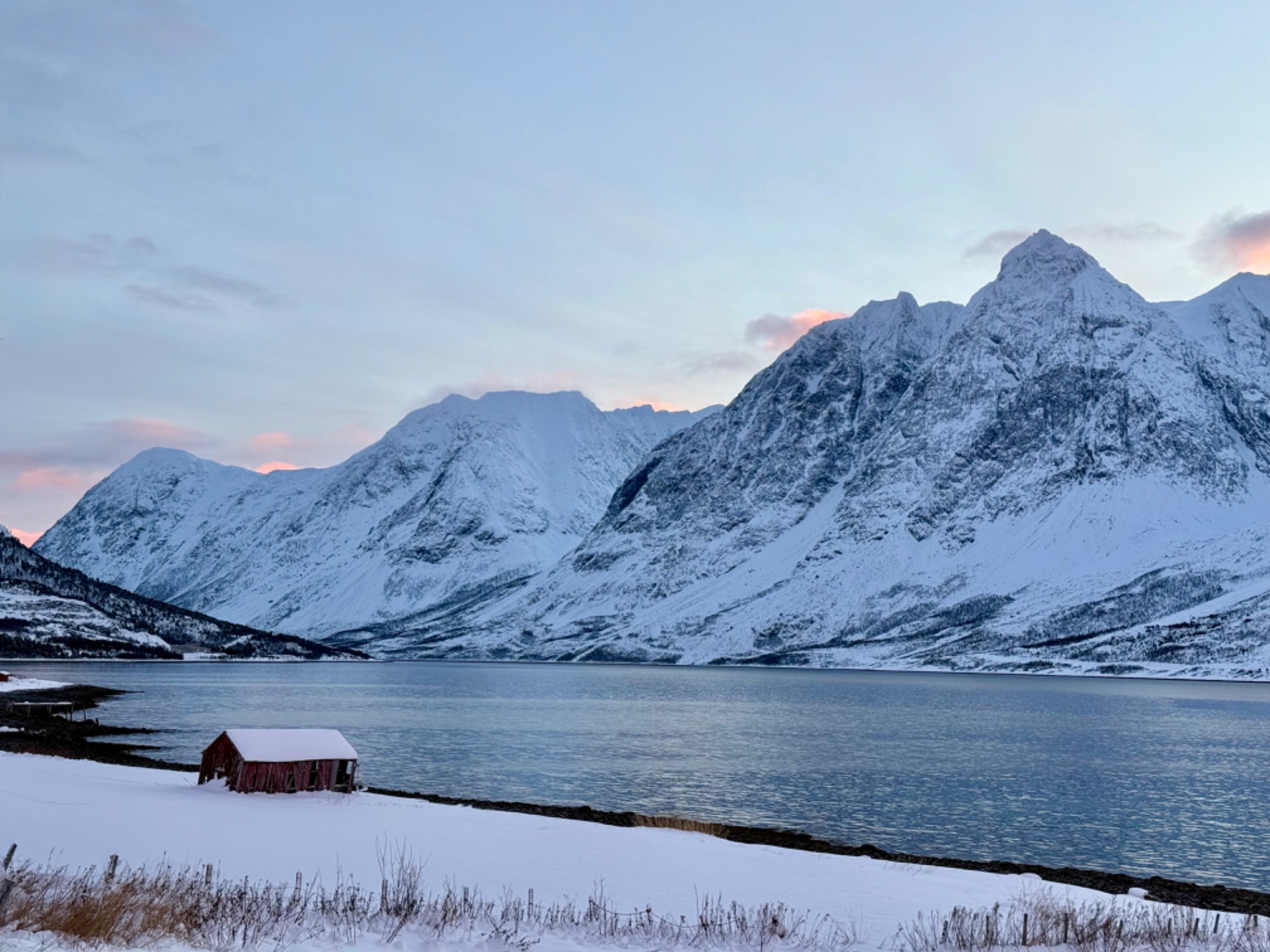 Paisaje de los Alpes Lyngen, en el norte de Noruega, donde las montañas se elevan directamente desde el fiordo.