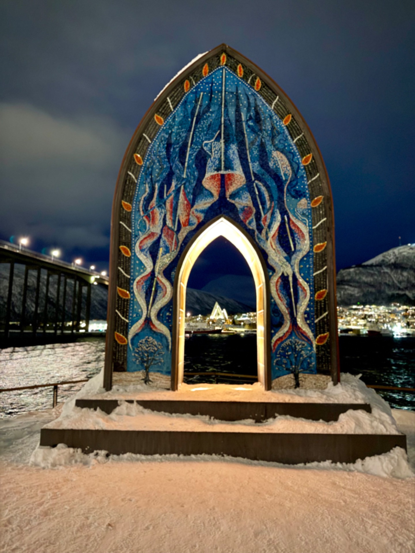 Tromsø de noche, donde la ciudad se encuentra con el paisaje ártico.