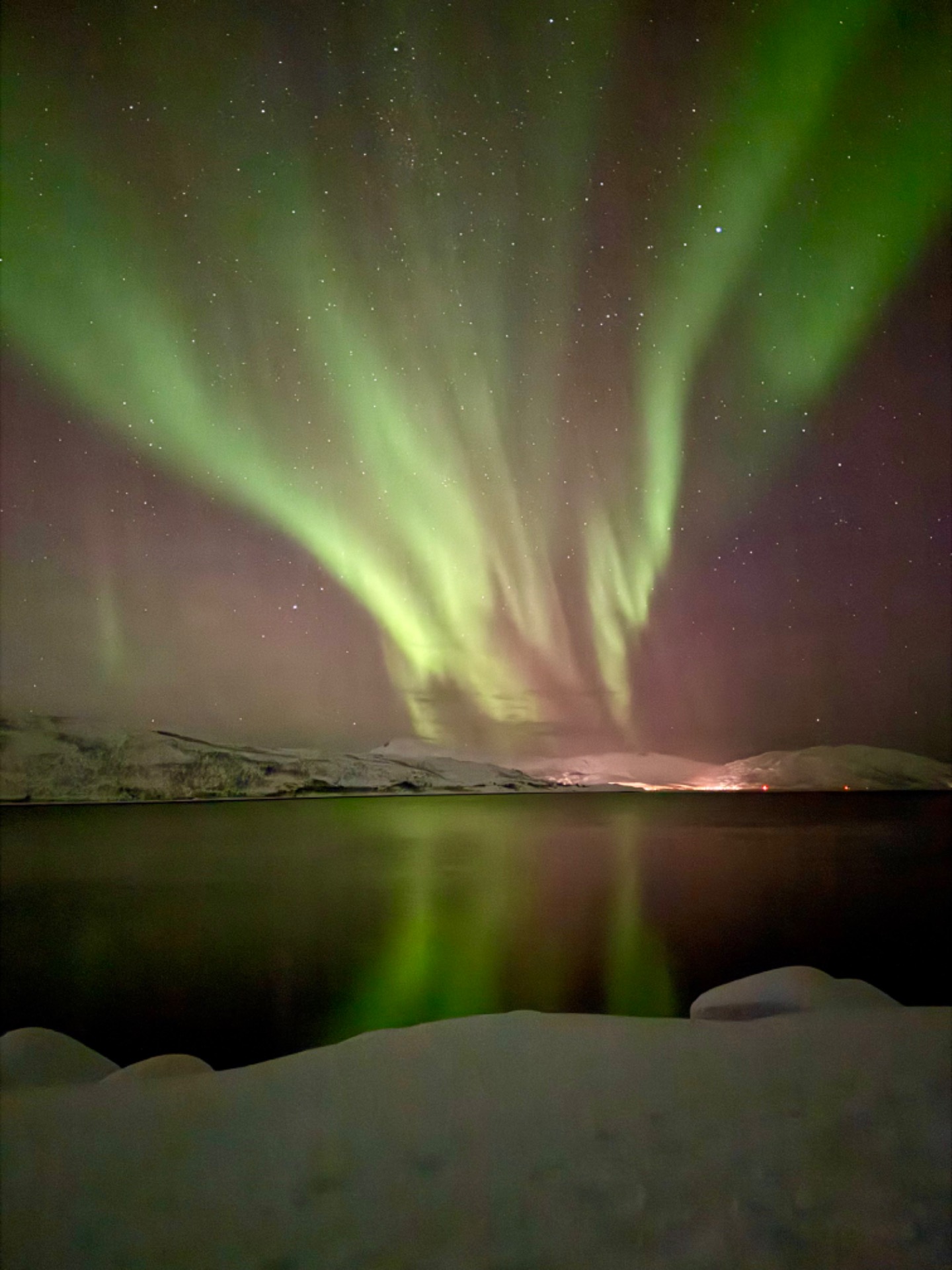 Tromsø de noche, entre ciudad y paisaje ártico.