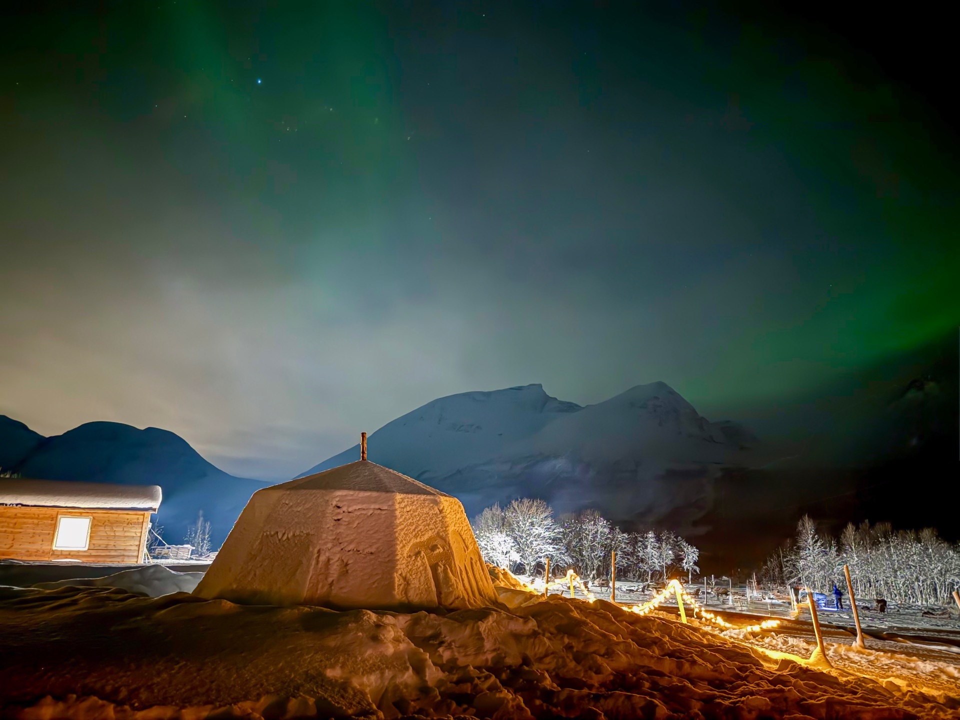 Auroras boreales sobre un campamento Sami en el norte de Noruega, donde la naturaleza parece intacta.